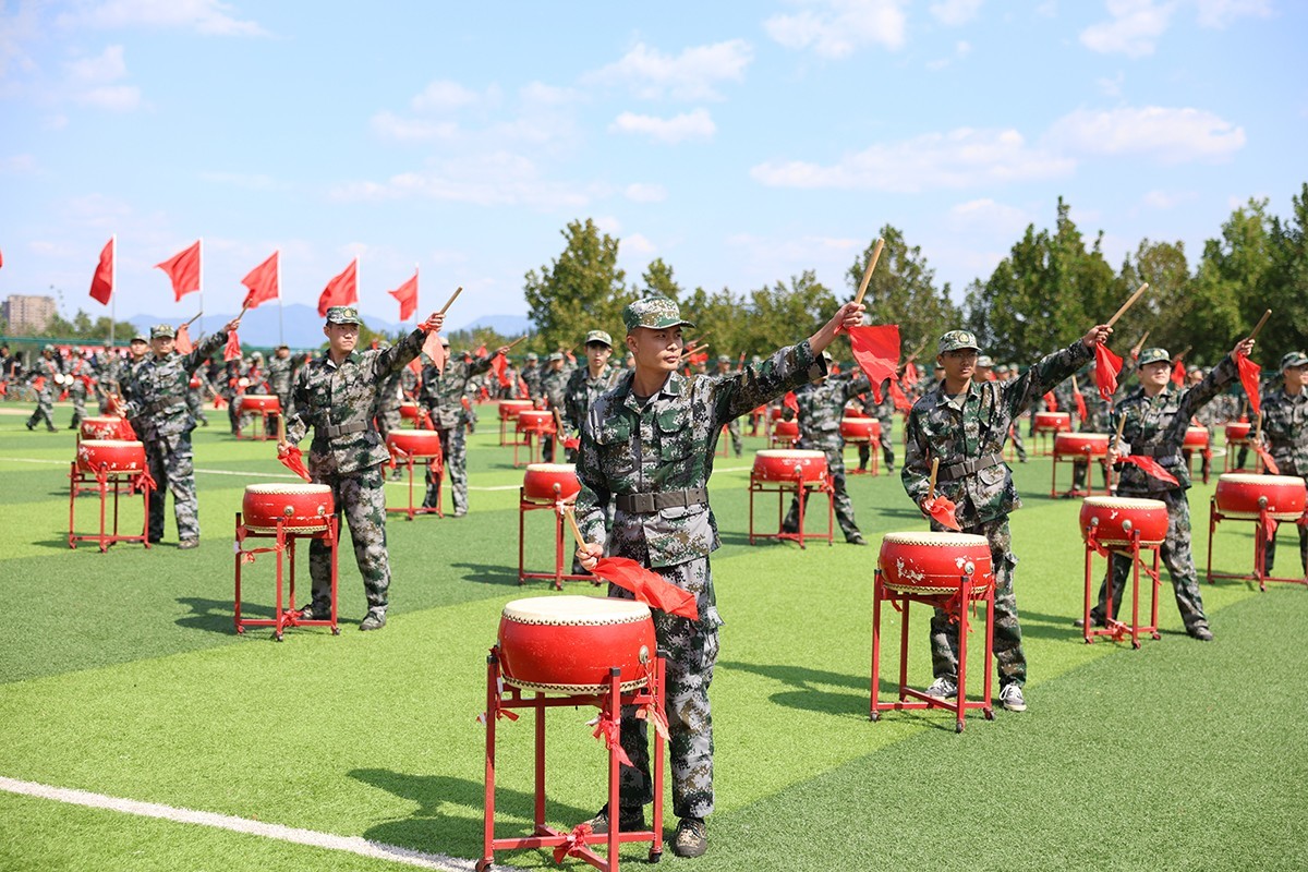 震撼人心！最新軍鼓變隊(duì)形表演視覺盛宴！